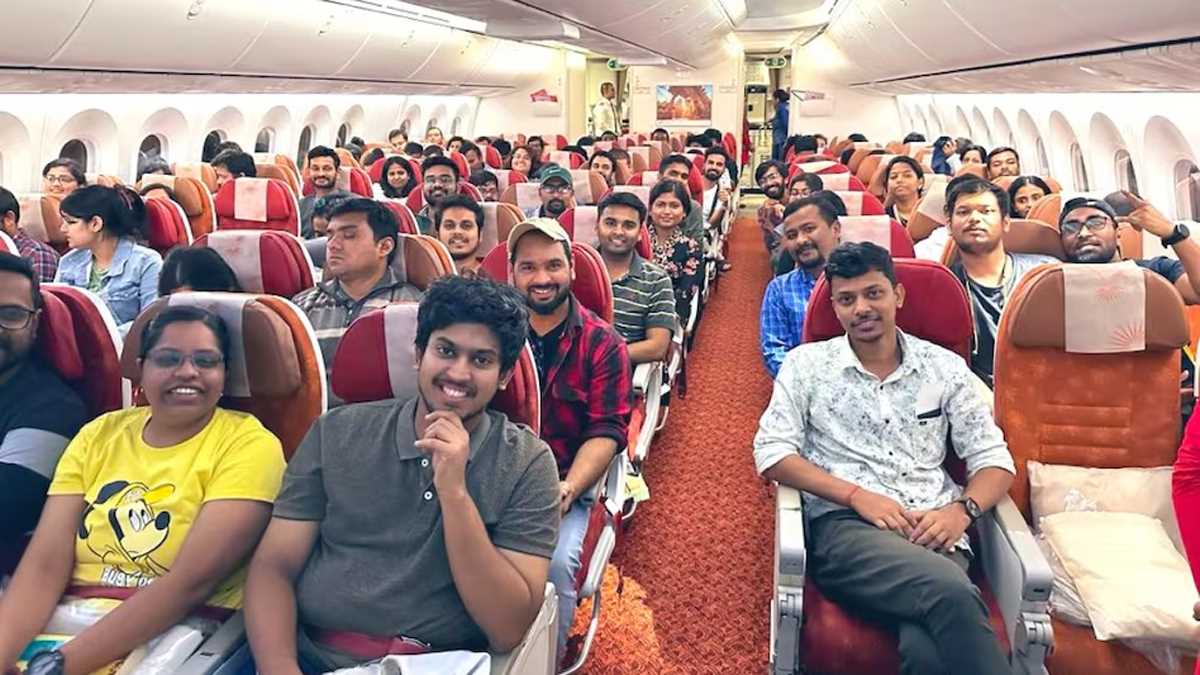 ऑपरेशन अजय : इजरायल से 212 भारतीय नागरिकों को लेकर चार्टर्ड विमान दिल्ली पहुंचा